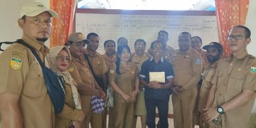 Plt Kepala Distrik Arso ANDRE.J.T.Meberikan sumbangan ke Perehapan gereja Paroki St Wilibordus