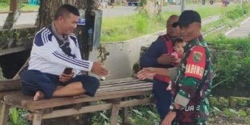 Babinsa Koramil Timika Komsos Bersama Tukang Ojek dan Pantau Wilayah Binaan