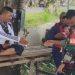Babinsa Koramil Timika Komsos Bersama Tukang Ojek dan Pantau Wilayah Binaan