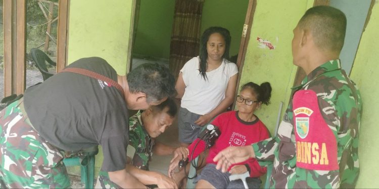 Tim Kesehatan Satgas TMMD Kodim 1710/Mimika Periksa Kesehatan Masyarakat