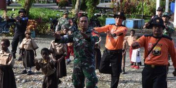Satgas TMMD Kodim 1710/Mimika Senam Bersama Anak SD, Dansatgas Beri Motivasi Belajar