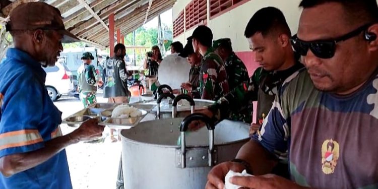Satgas TMMD Kembali Buka Dapur Lapangan untuk Warga