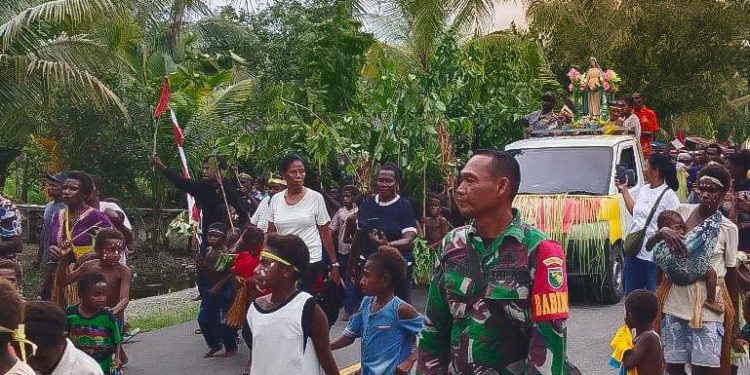 Satgas TMMD Ikut Meriahkan Kegiatan Arak-Arakan Bunda Maria, Bukti Keharmonisan TNI dan Warga