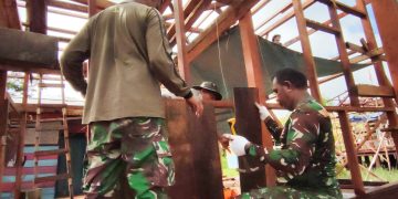 Satgas TMMD Kodim 1710/Mimika Mulai Pemasangan Dinding dan Atap Rumah