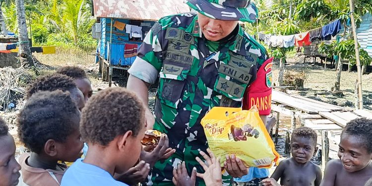Dansatgas TMMD Berbagi Cokelat untuk Anak-Anak, Ciptakan Suasana Hangat di Tengah Kegiatan