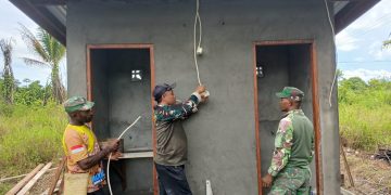Satgas TMMD Pasang Instalasi Listrik di MCK, Dukung Fasilitas Sanitasi yang Layak