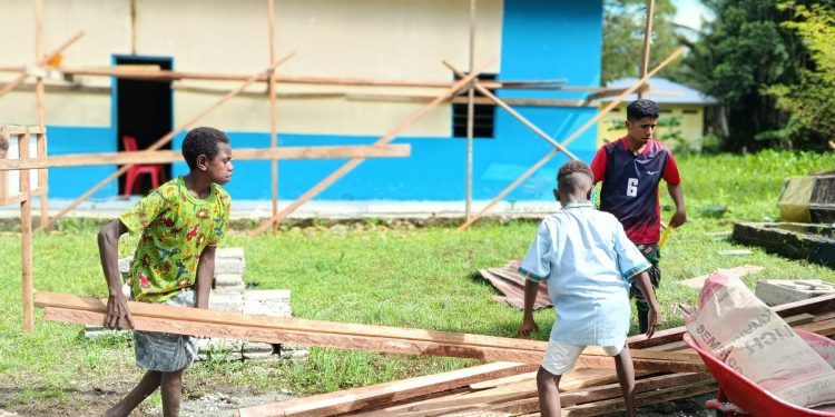 Anak-Anak Antusias Bantu Satgas TMMD Angkat Kayu untuk Pembangunan MCK