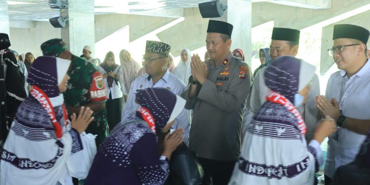 Wakapolres  Tulang Bawang Barat Hadiri dan Kawal Prosesi Pelepasan 325 Calon Jamaah Haji Tahun 1446 H/2025 M