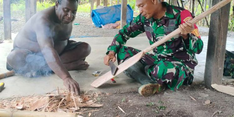 Personel Satgas TMMD Lakukan Komsos dengan Warga di Lokasi Kegiatan