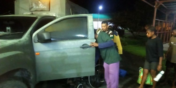 Personel Satgas TMMD Kodim 1710/Mimika Sigap Bantu Warga yang Hendak Melahirkan