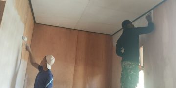 Satgas TMMD Kodim 1710/Mimika Lakukan Pengecatan Dinding Kamar