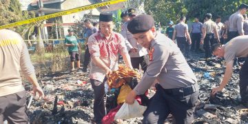 Puluhan Personel Polres Tulang Bawang Barat Gelar Bhakti Sosial, Bersihkan Puing-Puing Kebakaran Ditiyuh Panaragan