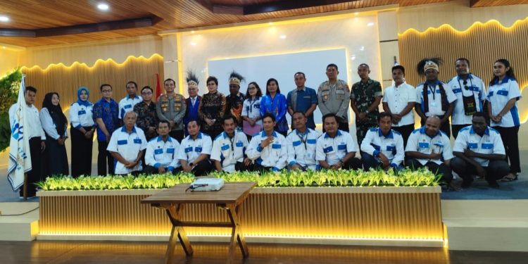 Dihadiri Senator Maya Rumantir, Wilson Lalenke Lantik DPD PPWI Papua Barat Daya