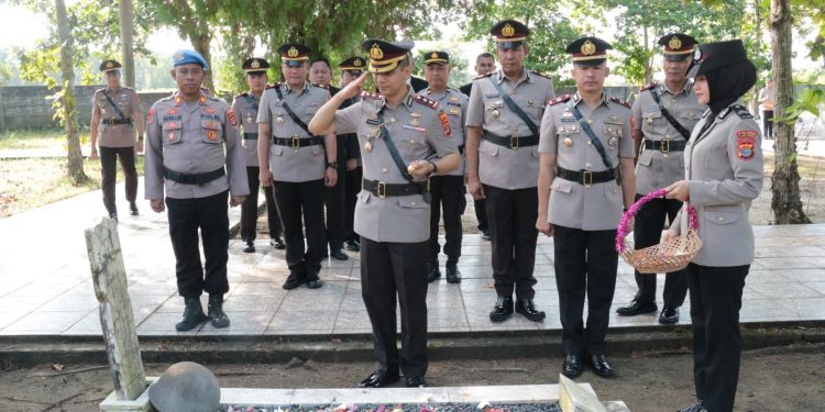 Pimpin Upacara Ziarah dan Tabur Bunga di TMP Sambut Hari Bhayangkara ke 79, Kapolres Sampaikan Pesan Penting