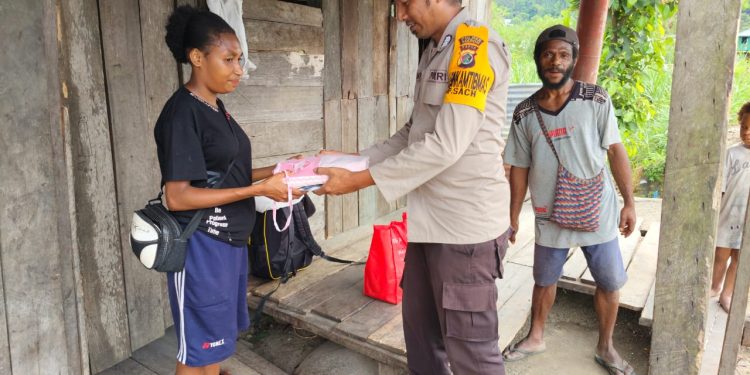 Polisi Perbatasan Bagikan Pakaian Layak Pakai Kepada Warga di Perbatasan RI-PNG