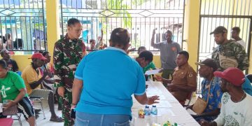 Agar Berjalan Lancar dan Tepat Sasaran, Babinsa Koramil 1710-07/Mapurujaya Dampingi Penyaluran Bantuan Kepada Masyarakat