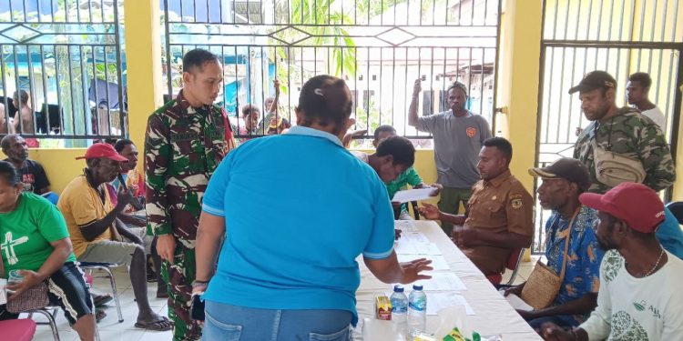 Agar Berjalan Lancar dan Tepat Sasaran, Babinsa Koramil 1710-07/Mapurujaya Dampingi Penyaluran Bantuan Kepada Masyarakat