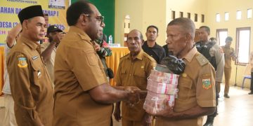Bupati Piter Gusbager Langsung Salurkan DD Tahap 1 ke 91 Kampung