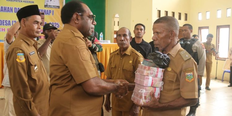 Bupati Piter Gusbager Langsung Salurkan DD Tahap 1 ke 91 Kampung