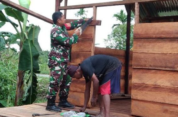 Babinsa Koramil 1710-07/Mapurujaya Laksanakan Komsos dan Bantu Warga Bangun Rumah