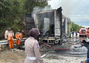 Satlantas Polres Tulang Bawang Barat Bergerak cepat Amankan Situasi Truck Terbakar di Ruas Tol Terpeka