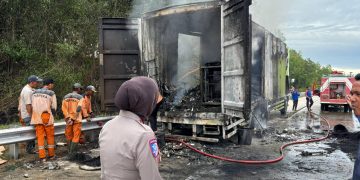 Satlantas Polres Tulang Bawang Barat Bergerak cepat Amankan Situasi Truck Terbakar di Ruas Tol Terpeka
