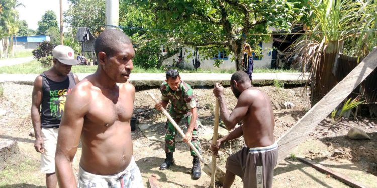 Sembari Komsos, Babinsa Koramil Mapurujaya Bantu Warga yang Sedang Bangun Rumah