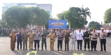 Letkol Arm Roni Hermawan SH MM, Turut Hadiri di Apel Gelar Pasukan Operasi Patuh Krakatau 2025