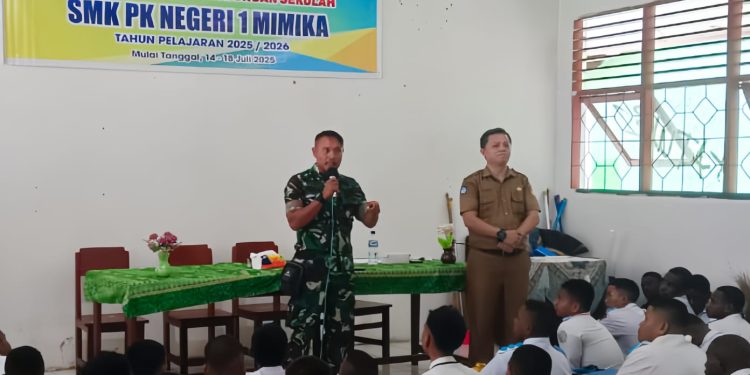 Babinsa Koramil Kuala Kencana Berikan Materi Wawasan Kebangsaan kepada Siswa-Siswi SMK dalam Masa MPLS