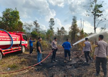 Respon Cepat Personil  Polres Tubaba Serta Tim Gabungan Padamkan Api Karhutla