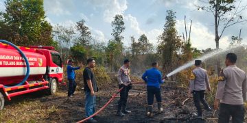 Respon Cepat Personil  Polres Tubaba Serta Tim Gabungan Padamkan Api Karhutla