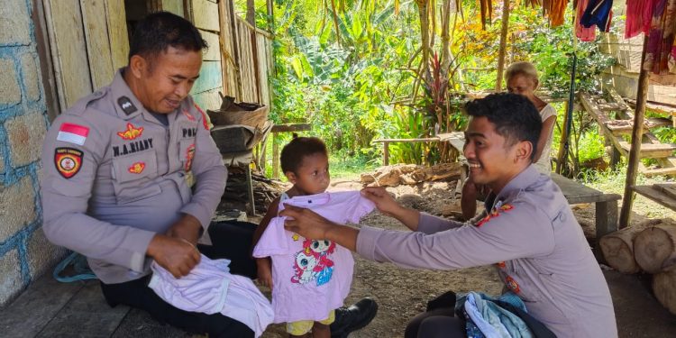 Peduli Warga Perbatasan, Polsek Waris Bagikan Pakaian Layak Pakai dan Kuatkan Sinergi Keamanan