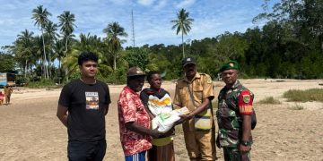 Babinsa Koramil 1710-01/Kokonao Dampingi Penyaluran Beras Ketahanan Pangan untuk Masyarakat