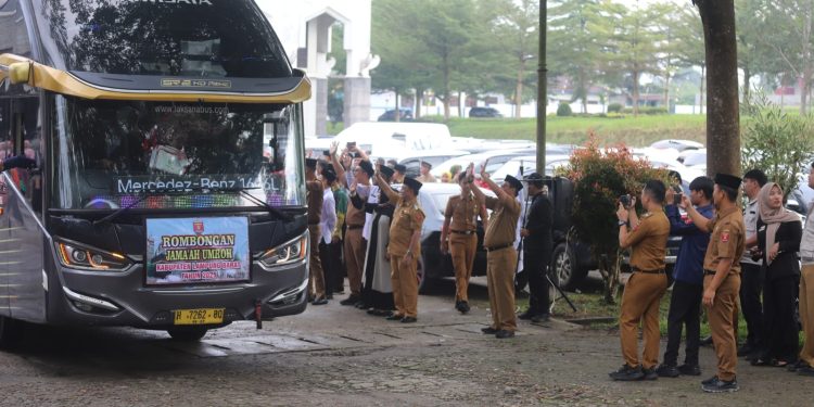 Wakil Bupati Lampung Barat Lepas 53 Jamaah Umroh Asal Lambar, Arrumaisya Jamaah Termuda