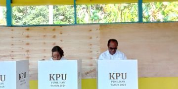 Bupati Keerom Lakukan Pencoblosan di TPS 001 Kampung Workwana