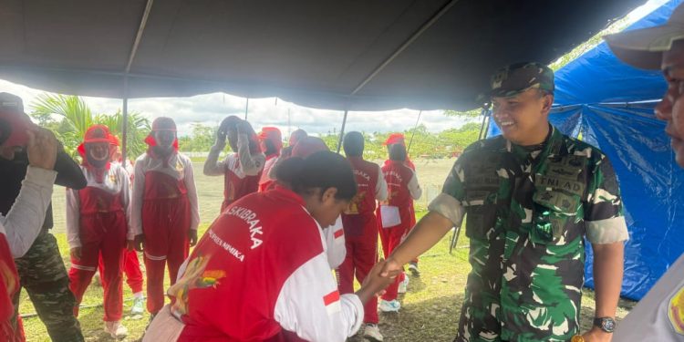 Dandim 1710/Mimika Tinjau Latihan Anggota Paskibraka Kabupaten Mimika Tahun 2025