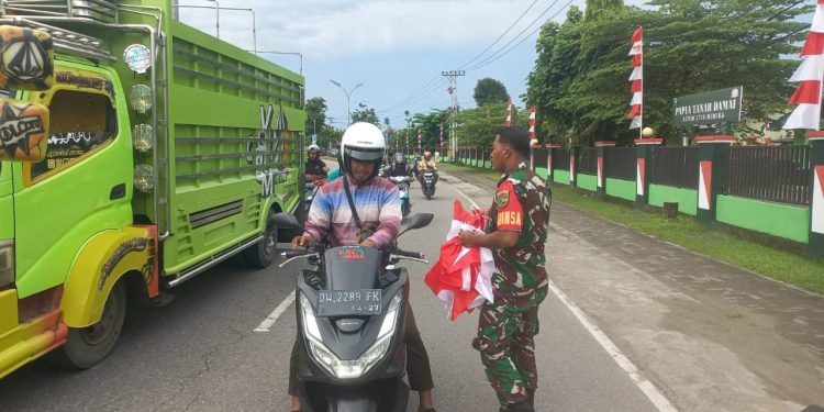 Tumbuhkan Rasa Cinta Tanah Air Jelang Peringatan HUT RI ke 80 TA 2025, Anggota Koramil Timika Bagikan Bendera Merah Putih Bagi Pengguna Jalan