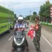 Tumbuhkan Rasa Cinta Tanah Air Jelang Peringatan HUT RI ke 80 TA 2025, Anggota Koramil Timika Bagikan Bendera Merah Putih Bagi Pengguna Jalan