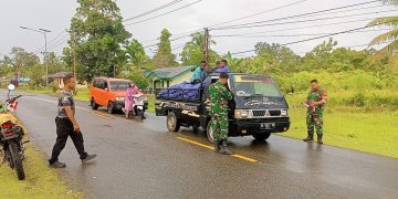 Babinsa Koramil 1710-07/Mapurujaya Semarak HUT RI ke 80, Bagikan Bendera Merah Putih ke Pengguna Jalan