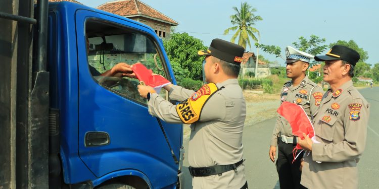 Tebarkan Semangat Nasionalisme Kapolres Tulang Bawang Barat Bagikan Bendera Merah Putih Menjelang HUT RI ke 80