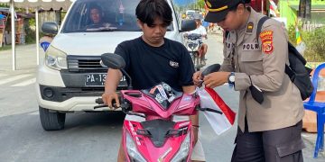 Polwan Polres Keerom Bagikan Bendera dan Stiker, Bangkitkan Semangat Nasionalisme Warga