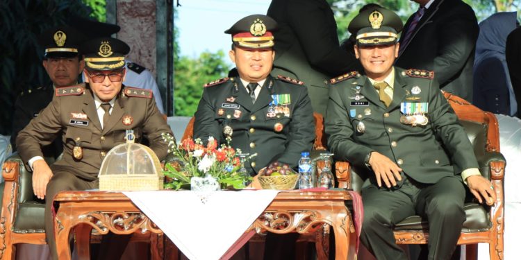 Kapolres Tulang Bawang Barat Hadiri Upacara Penurunan Bendera dalam Rangka Hari Ulang Tahun Kemerdekaan RI ke 80