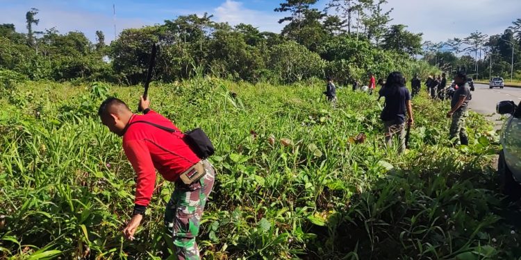 Jaga Aset, Anggota Kodim1710/Mimika Bersihkan Lahan  Satuan