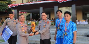 Liga Minisoccer Kapolda Cup 2025 Berkahir, Kapolda Lampung Berikan Langsung Piala Bergilir