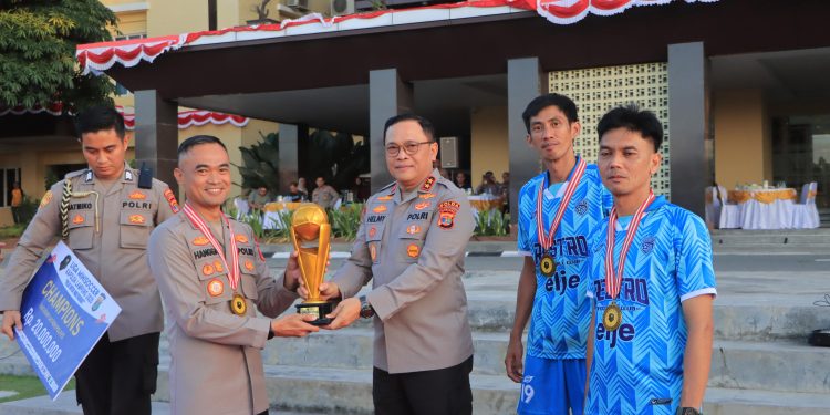 Liga Minisoccer Kapolda Cup 2025 Berkahir, Kapolda Lampung Berikan Langsung Piala Bergilir