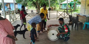 Babinsa Koramil 1710-01/Kokoknao Dampingi Petugas Puskesmas Melaksanakan Pelayanan Kepada Masyarakat