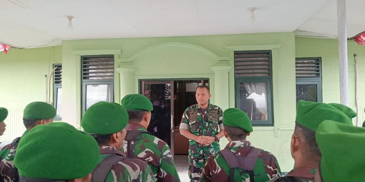 Usai Upacara Bendera, Dandim 1710/Mimika Beri Penghargaan Personel dan PNS Kodim