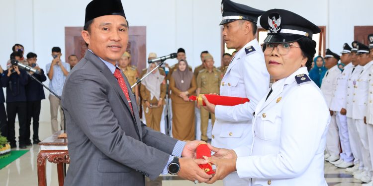 Lantik 60 Peratin, Bupati Parosil Mabsus Minta Prioritas Pembangunan Infrastruktur