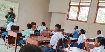 Dukung Pendidikan di Pedalaman, Anggota Babinsa Koramil 1710-01/Kokonao Membantu Mengajar Sekolah