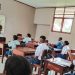 Dukung Pendidikan di Pedalaman, Anggota Babinsa Koramil 1710-01/Kokonao Membantu Mengajar Sekolah
